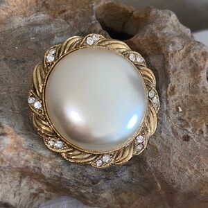 Vintage 80s 1928 Gold Tone Faux Cream Pearl with Tiny Rhinestoned Circle Broach